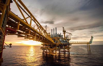 Reliance закрывает нефтяное месторождение из-за снижения объемов добычи