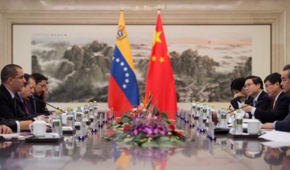 Китай отвергает критику США в отношениях с богатой нефтью Венесуэлой