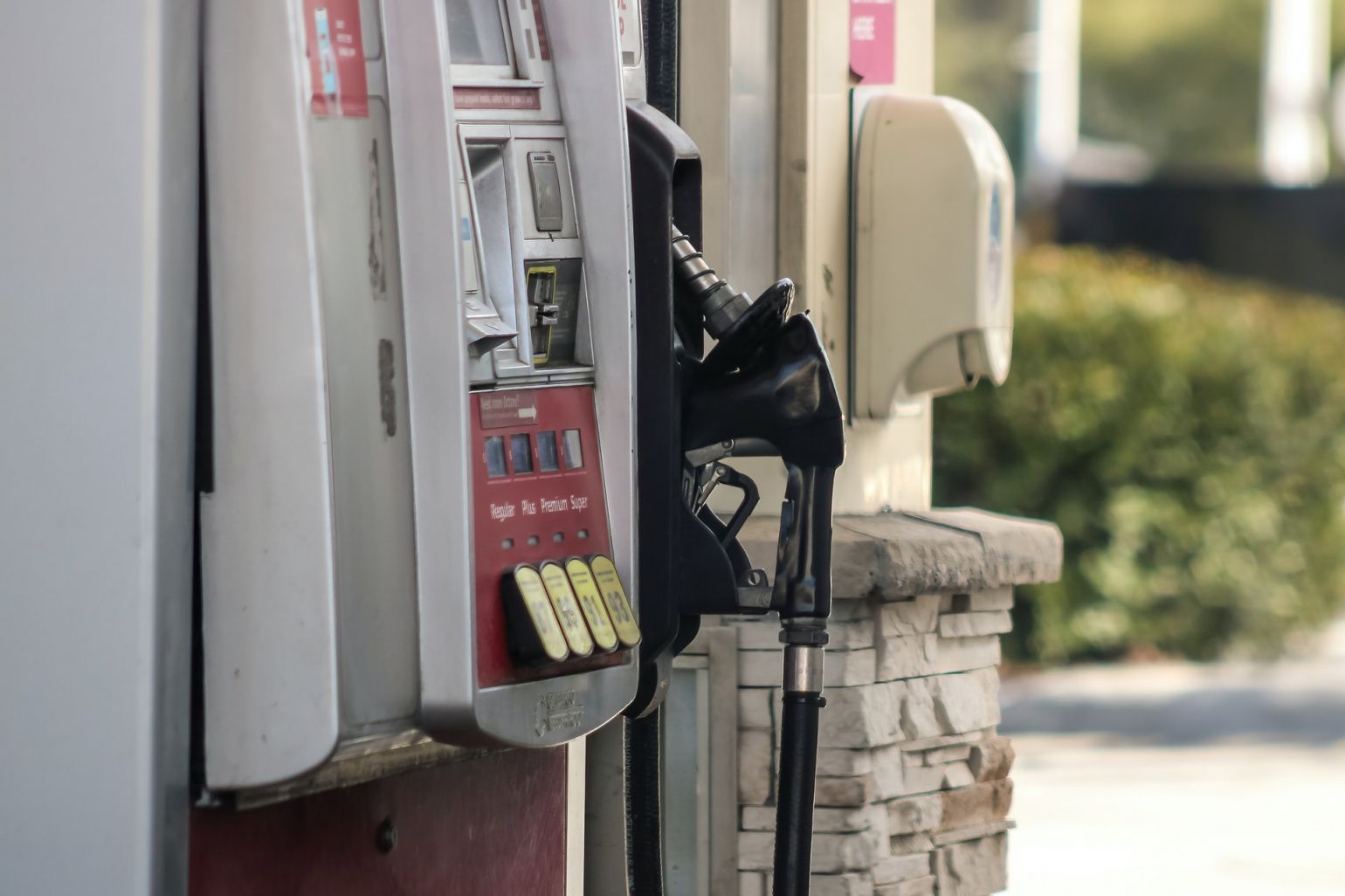 Где бензин дешевле? Сравнение цен в России и мире