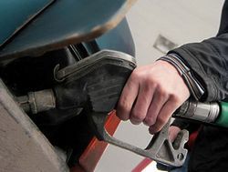 В Астрахани работники одной из «лукойловских» заправок «заработали» на недоливе бензина 3,5 млн руб