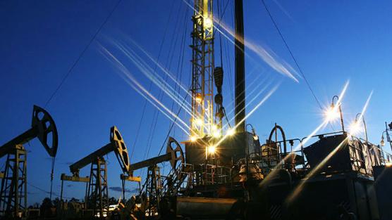 Нефть падает с максимумов 2015 года, поскольку ралли колеблется