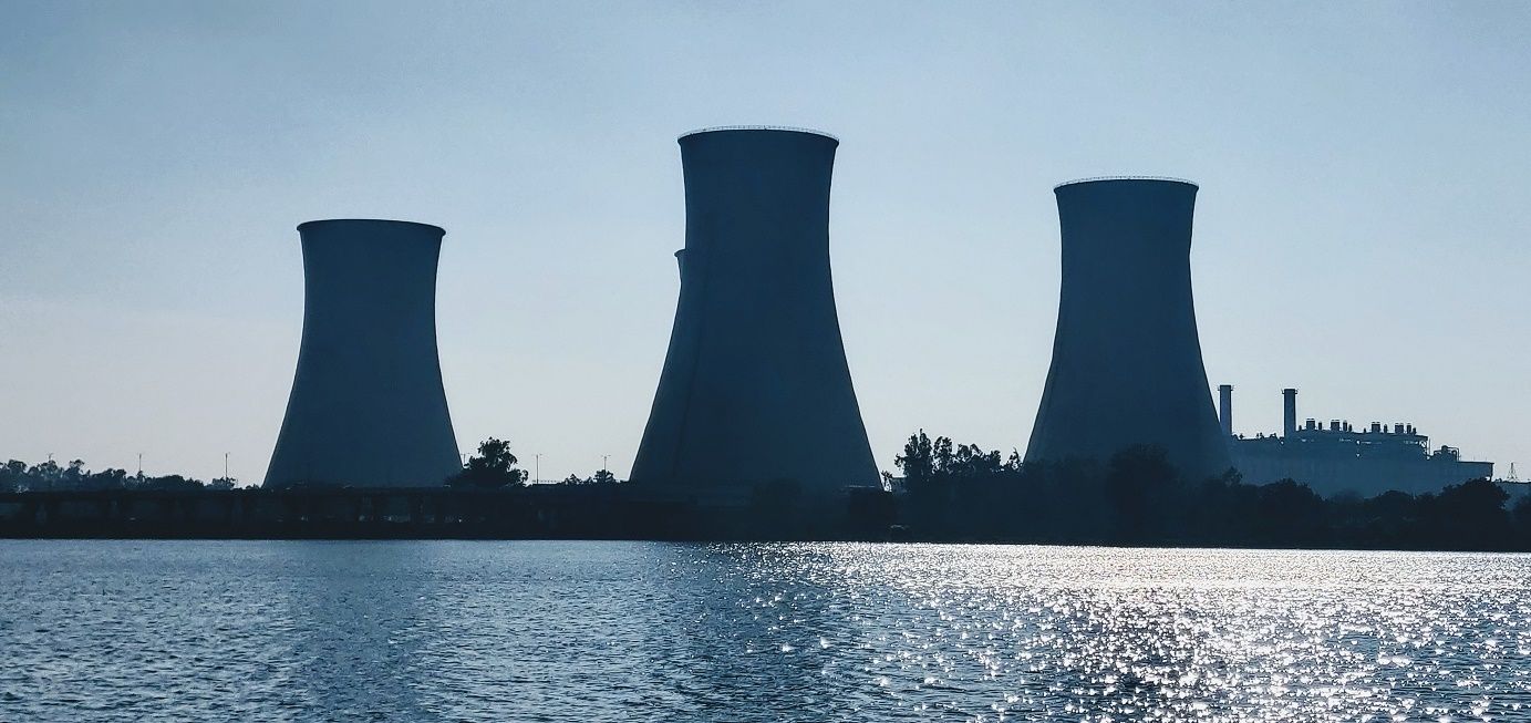 Франция намерена снижать долю атомной энергетики